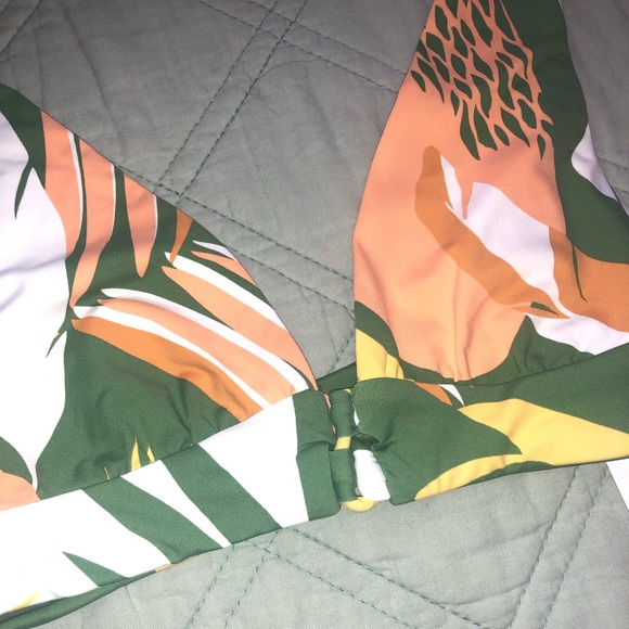Reversible Roxy bikini top (UPDATED sizes) - Picture 3 of 5